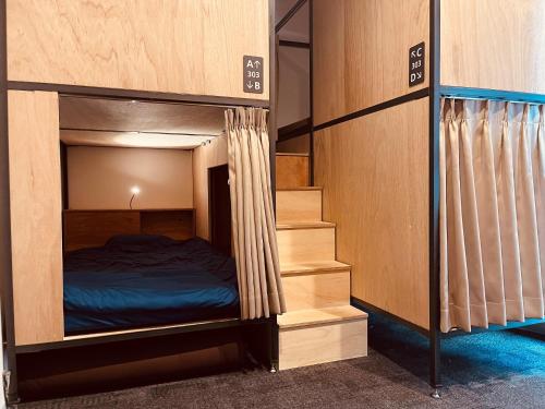 - deux lits superposés dans une chambre dans l'établissement Hostel OSAKA, à Osaka