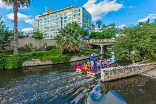 Permandangan sungai dekat dengan hotel