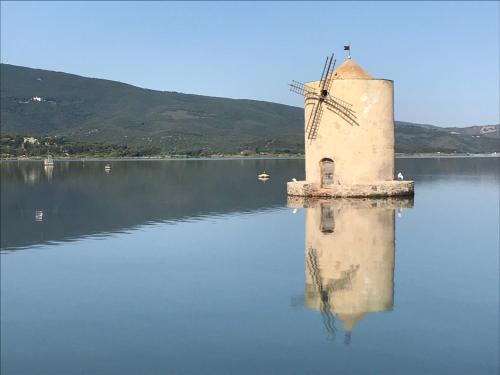 eine Mühle in der Mitte eines Wasserkörpers in der Unterkunft Aqua Orbetello in Orbetello