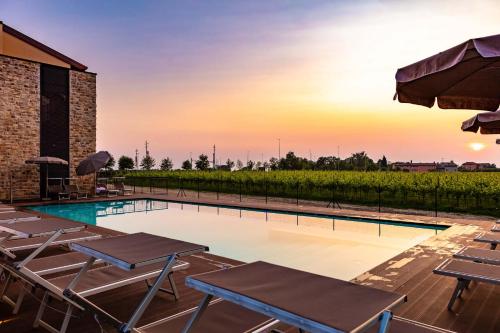 Baseinas apgyvendinimo įstaigoje Leonardo Hotel Lago di Garda - Wellness and Spa arba netoliese