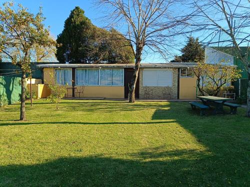 ein Haus mit einem Picknicktisch im Hof in der Unterkunft Casa independiente en Malvín in Montevideo