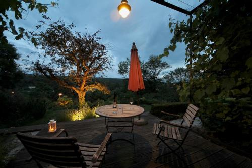 une terrasse avec une table, un parasol et des chaises dans l'établissement Ferienwohnung Villa Elisabeth, à Erfurt