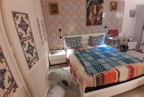 The 18, Marsa Guest House tesisinde bir odada yatak veya yataklar