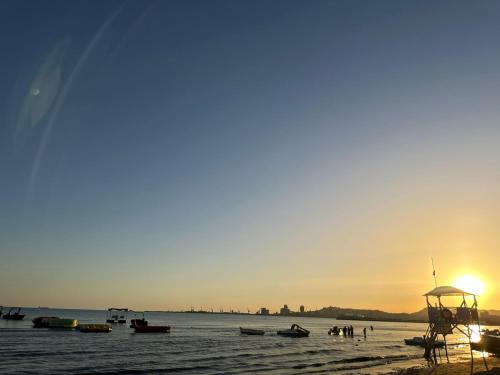 een groep boten op het strand bij zonsondergang bij Durres Apartment in Durrës