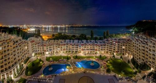 Swimming pool sa o malapit sa Sunrise Luxury Sauth Bay