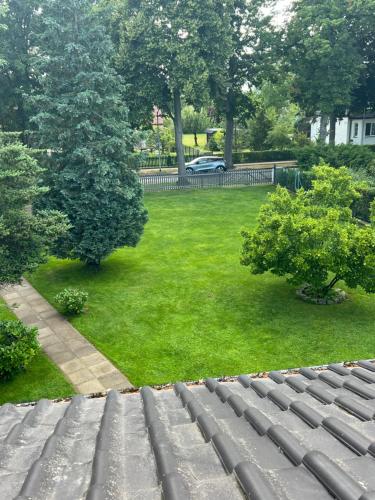 A garden outside Schönes 2 Zimmer Apartment an der Stadt Grenze