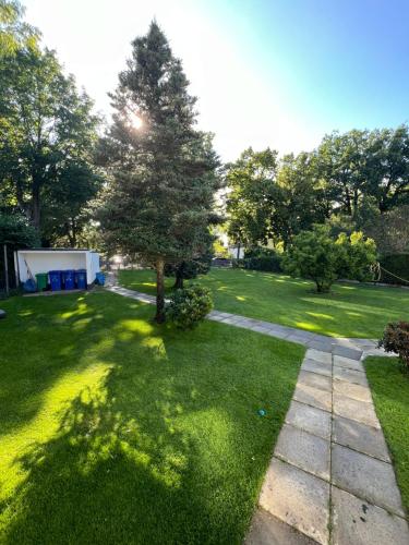 A garden outside Schönes 2 Zimmer Apartment an der Stadt Grenze