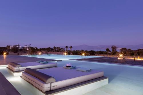 une villa avec une piscine la nuit dans l'établissement Big Blue Villas, à Santa Maria