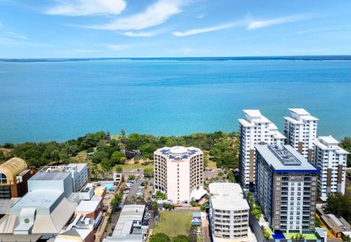 uma vista aérea de uma cidade com a água em Hilton Garden Inn Darwin em Darwin