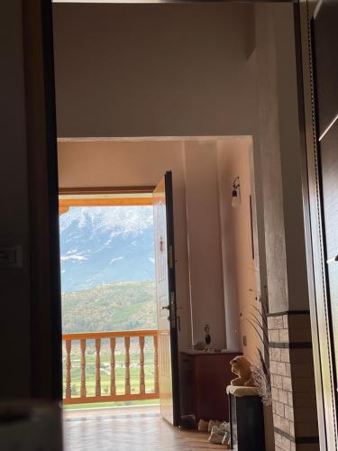 una puerta que da a un balcón con vistas en Elsa's Villa, en Gjirokastra