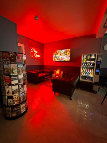 sala de estar con techo rojo y TV en HOTEL LOUVAIN, en París