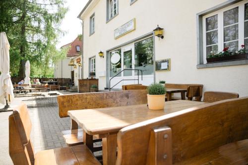 een restaurant met een houten tafel en stoelen bij Fliegerhorst in Dresden