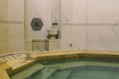 A piscina em ou perto de İsa Begov Hamam Hotel