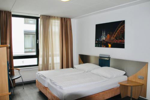 เตียงในห้องที่ Opera Hotel Köln