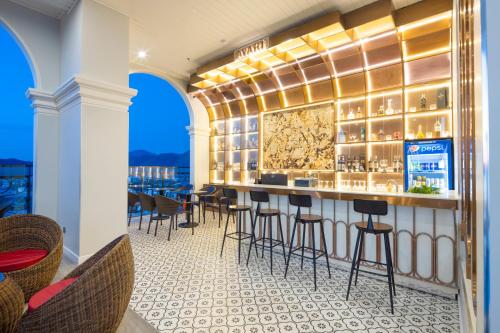 un bar sul balcone di un hotel con sgabelli di Avari Hotel a Nha Trang