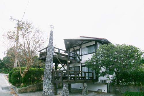 Kunigami-gun - House / Vacation STAY 80724 في أونا: منزل امامه برج