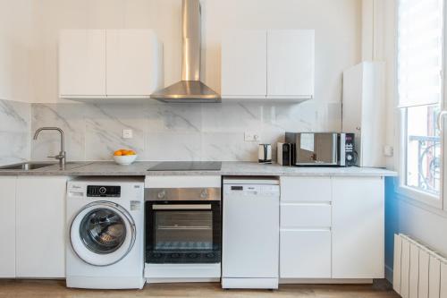 A kitchen or kitchenette at Spacious and bright 2-bedroom large apartment very close to Paris - near metro