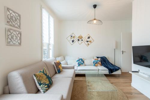 A seating area at Spacious and bright 2-bedroom large apartment very close to Paris - near metro