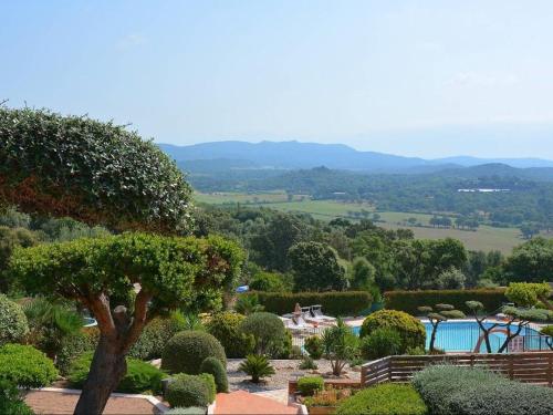 uma vista para um jardim com uma piscina e árvores em Domaine San Sebastiano em Porto-Vecchio