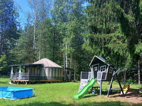 Jardí fora de Jurty w Lesie KotfaLas Glamping Świętokrzyskie-SPA