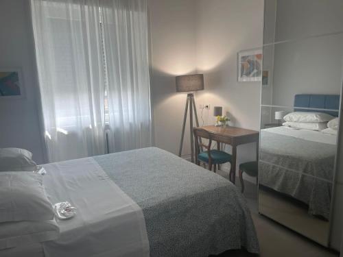 FREE PARKING INCLUDED per selected rate - - Cozy New 2 bedrooms apartment & 2 private bathrooms - 6 minutes to Duomo Cathedral & Bocconi University & Canals Navigli - Spa Therme Milano 2 minutes by walk - Porta Romana Subway yellow line 1 minute by walk房間的床