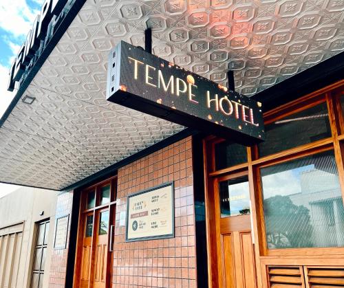 un letrero para un hotel temporal en el lado de un edificio en Tempe Hotel Sydney, en Sídney