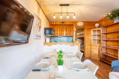 Η κουζίνα ή μικρή κουζίνα στο Ski In-Out - Heart of Val Thorens Warm-Hearted Apartment, WiFi 165