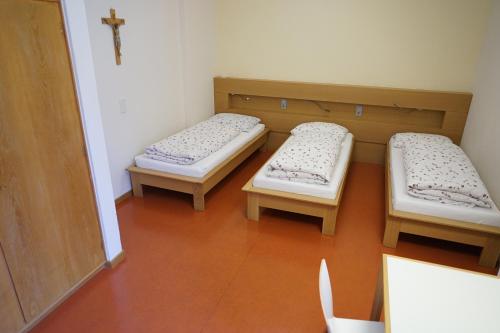 Una cama o camas en una habitación de Priesterseminar Brixen