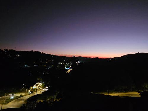 vista sulla città di notte di Chalés Mirante Monte Verde a Monte Verde