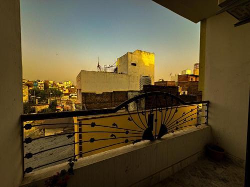 Un balcón o terraza en EL PROFESOR varanasi