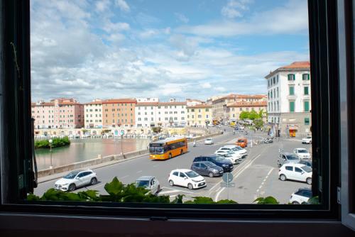 Blick aus einem Fenster auf eine Straße mit Autos in der Unterkunft Hotel Ariston in Livorno