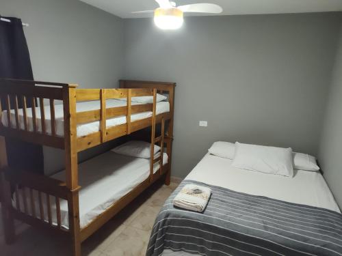 Una cama o camas en una habitación de Villa Fátima Hostel GRU