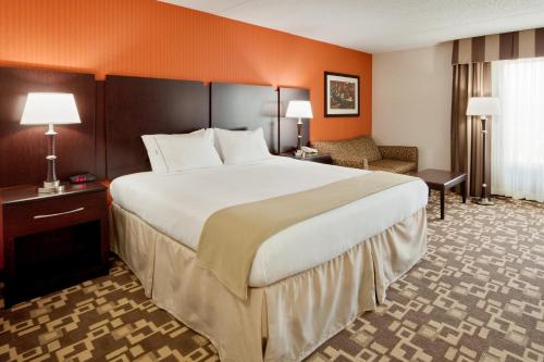 Кровать или кровати в номере Holiday Inn Express Wilkes Barre East, an IHG Hotel