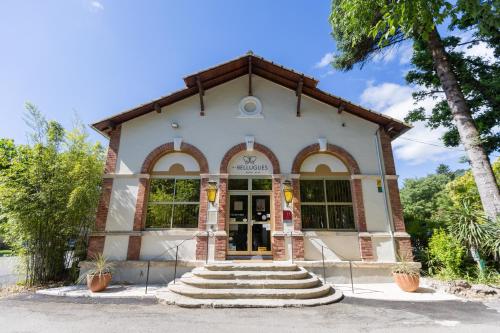 Fasaden eller entrén till Hotel Les Bellugues