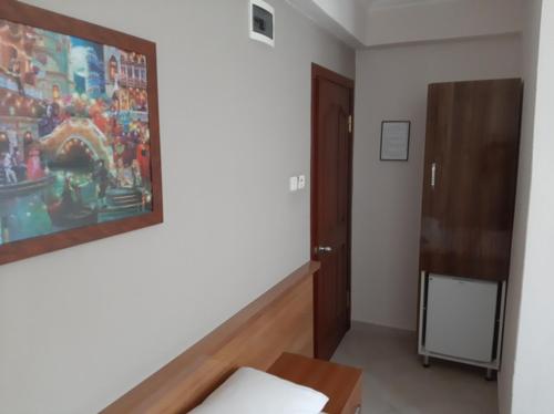 een kamer met een schilderij aan de muur en een koelkast bij Everest Apart Hotel in Oludeniz