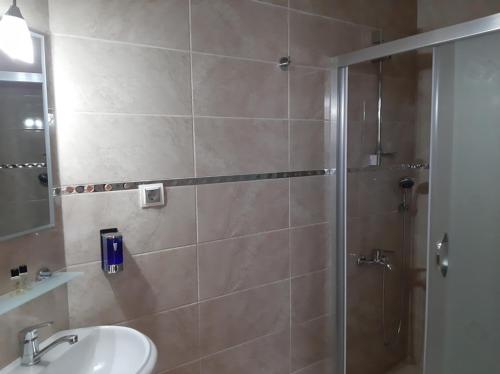 een badkamer met een douche en een wastafel bij Everest Apart Hotel in Oludeniz