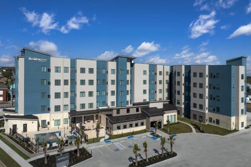 een groot gebouw met een parkeerplaats ervoor bij Residence Inn by Marriott Galveston Island in Galveston