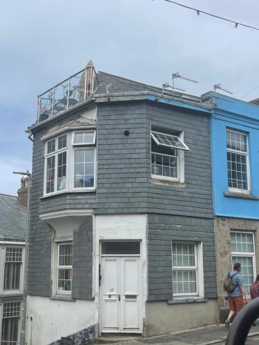 una casa con balcone sopra di Harbour View a St Ives