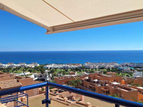 uma vista para o oceano a partir de uma varanda em Sea view cozy apartment La Tanita em Mojácar