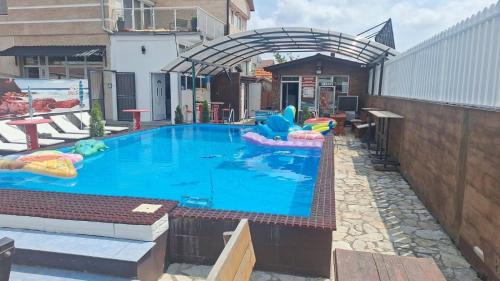 ein großer Pool mit Poolnudel in der Unterkunft Apartments Vila Brzi & Beka in Šabac