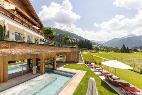 Pemandangan umum gunung atau pemandangan gunung yang diambil dari hotel