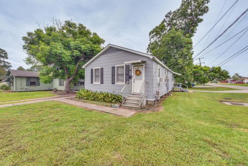 une petite maison blanche avec une cour dans l'établissement Port Allen Home with Yard, 5 Mi to LSU!, à Port Allen