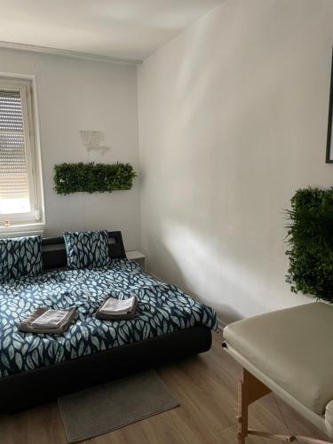 - une chambre avec un lit, une table et une fenêtre dans l'établissement Appartement cosy LYON, à Villeurbanne