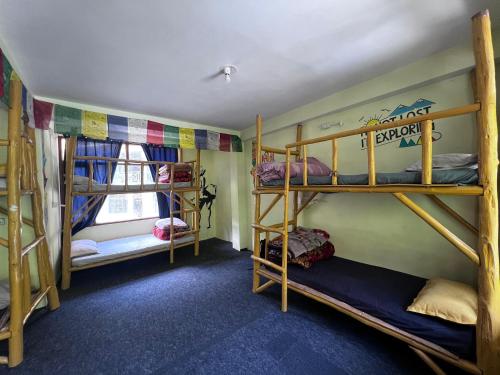 een kamer met 3 stapelbedden bij Hostel 360 Degree in Manāli