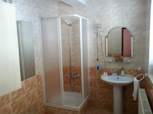 La salle de bains est pourvue d'une douche et d'un lavabo. dans l'établissement Casa Germanoff, à Ohrid