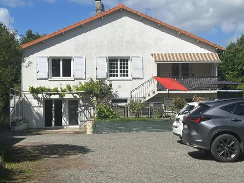 ein weißes Haus mit einem davor geparkt in der Unterkunft Logis de Bois Vert in Bressuire