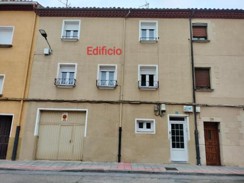 un edificio con un cartello sul lato di Casa Tito 1 a Santo Domingo de la Calzada