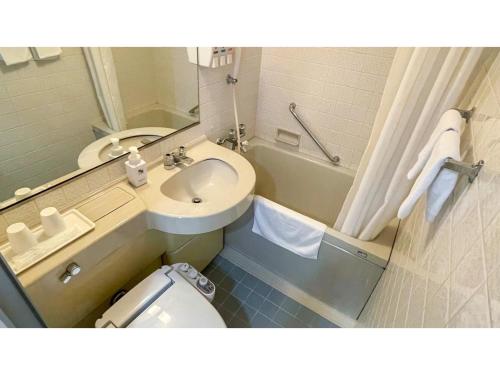 un piccolo bagno con servizi igienici e lavandino di Takatsuki W&M Hotel - Vacation STAY 48538v a Takatsuki