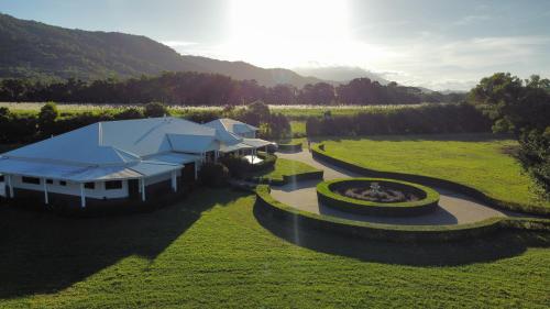 una vista aerea di una casa con giardino di The Hampton Lodge a Port Douglas