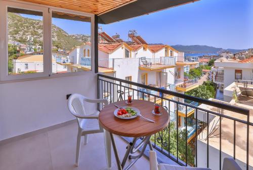 einen Tisch und Stühle auf einem Balkon mit Aussicht in der Unterkunft NO 7 Apart in Kaş